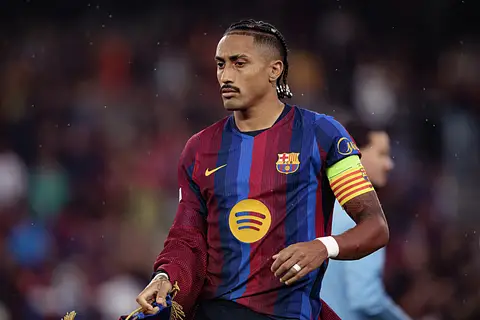 Barcelona odzyskała dwóch ważnych graczy. Raphinha i Frenkie de Jong w kadrze na Betis