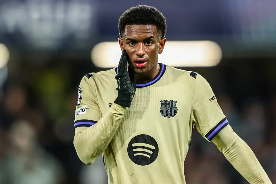 Alejandro Balde zostaje w Barcelonie. Manchester United bez transferu