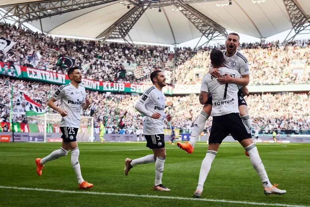 Legia wywozi trzy punkty z Niecieczy dzięki główce Adamskiego