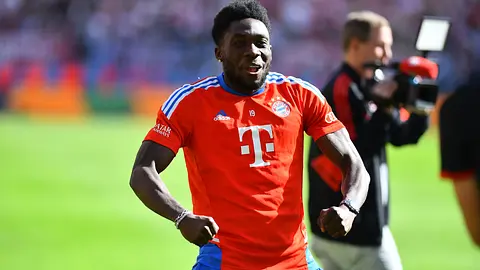 Manchester United celuje w Daviesa, Bayern rozważa transfer