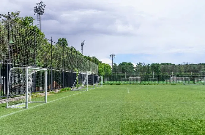 Piłkochwyty – jakie pełnią funkcje na boiskach i obiektach sportowych