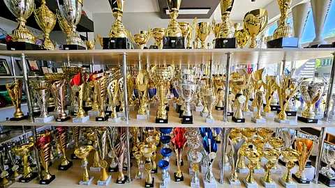 Trofea piłkarskie, które podkreślają rangę sportowego sukcesu