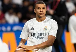 Kylian Mbappé strzelił gola i doznał urazu. Francuz opuścił boisko