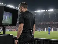 VAR w piłce nożnej: kiedy działa, co może sprawdzić i kto podejmuje decyzję?