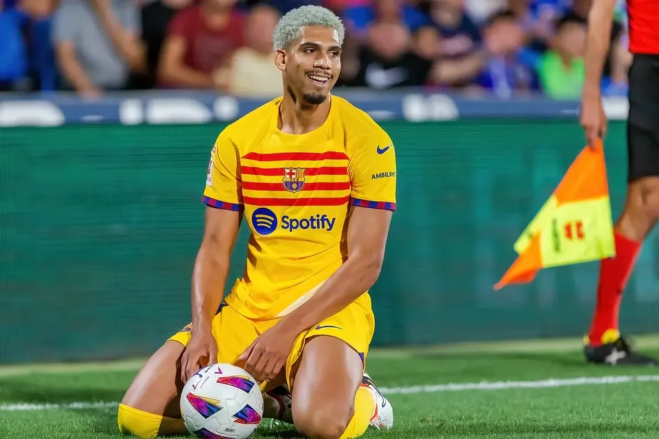 Ronald Araújo w Liverpoolu - transfer z Barcelony