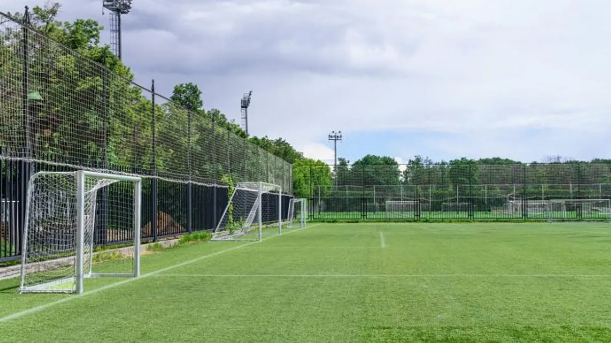 Piłkochwyty – jakie pełnią funkcje na boiskach i obiektach sportowych