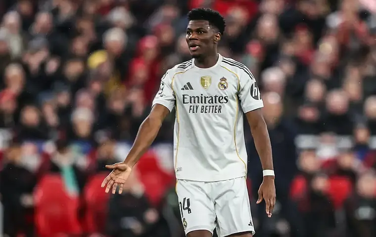 Manchester United zainteresowany Tchouaménim i Camavingą