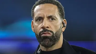 Rio Ferdinand broni transferu Sanosa do Manchesteru United za 50 milionów