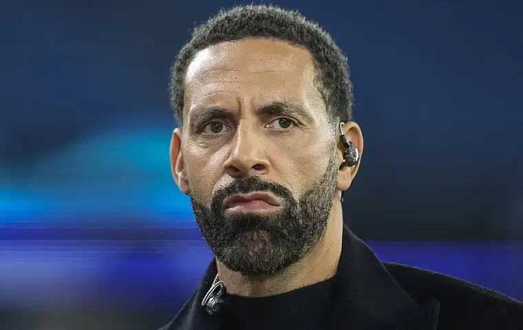 Rio Ferdinand broni transferu Sanosa do Manchesteru United za 50 milionów