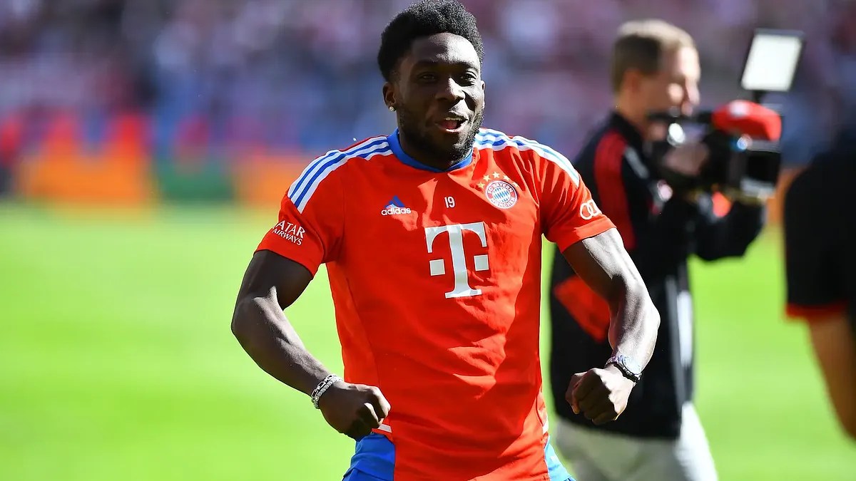 Manchester United celuje w Daviesa, Bayern rozważa transfer