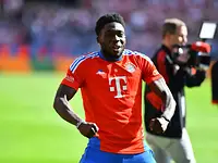 Manchester United celuje w Daviesa, Bayern rozważa transfer