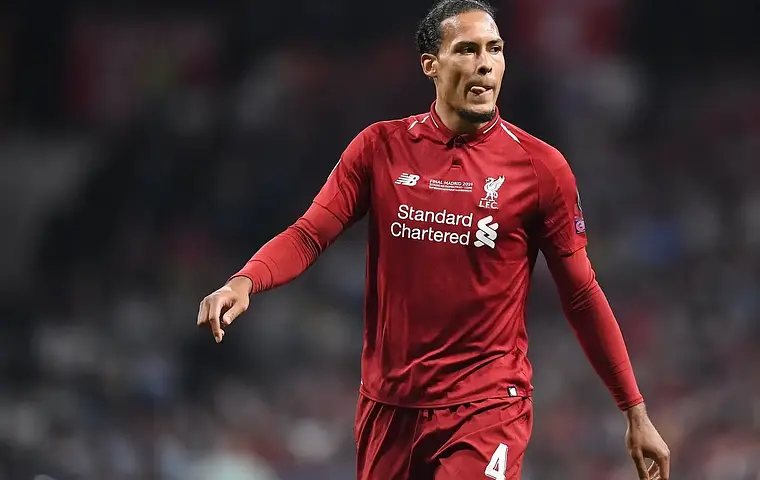 Liverpool planuje przyszłość obrony bez Van Dijka